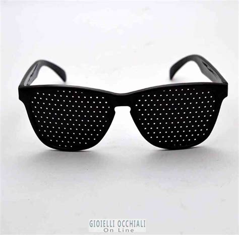 Les lunettes à grilles (ou lunettes à trous)